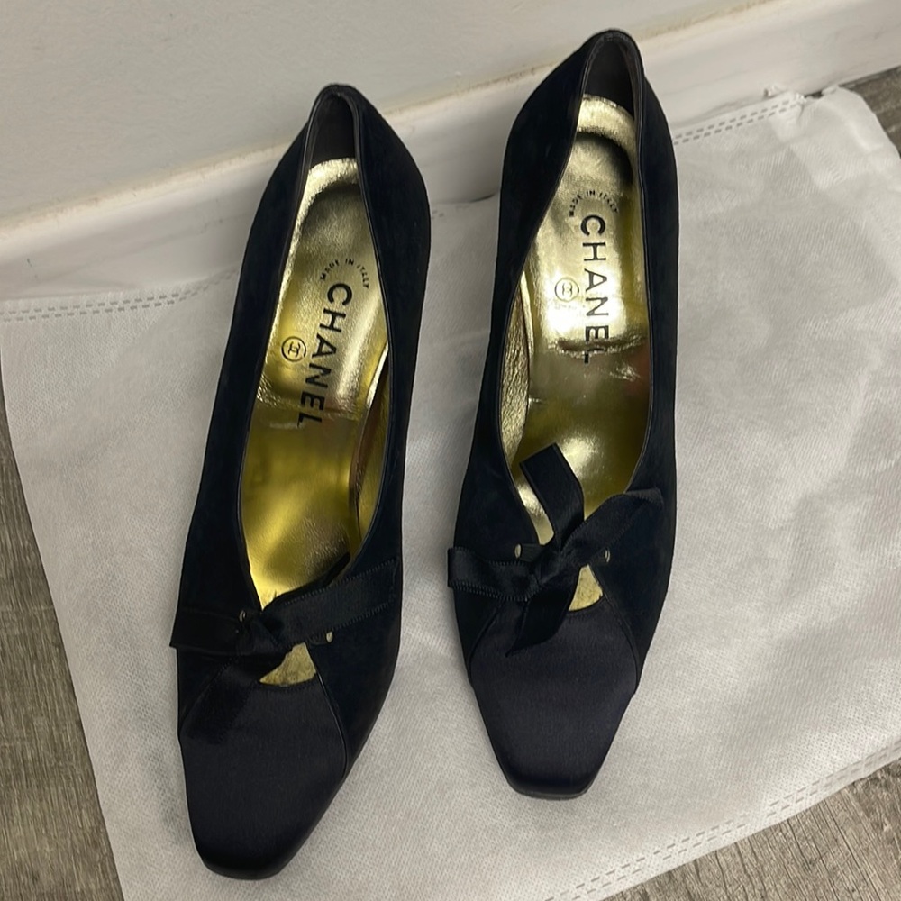 Authentic vintage 1990s black Chanel suede/satin pump ( 38.5)